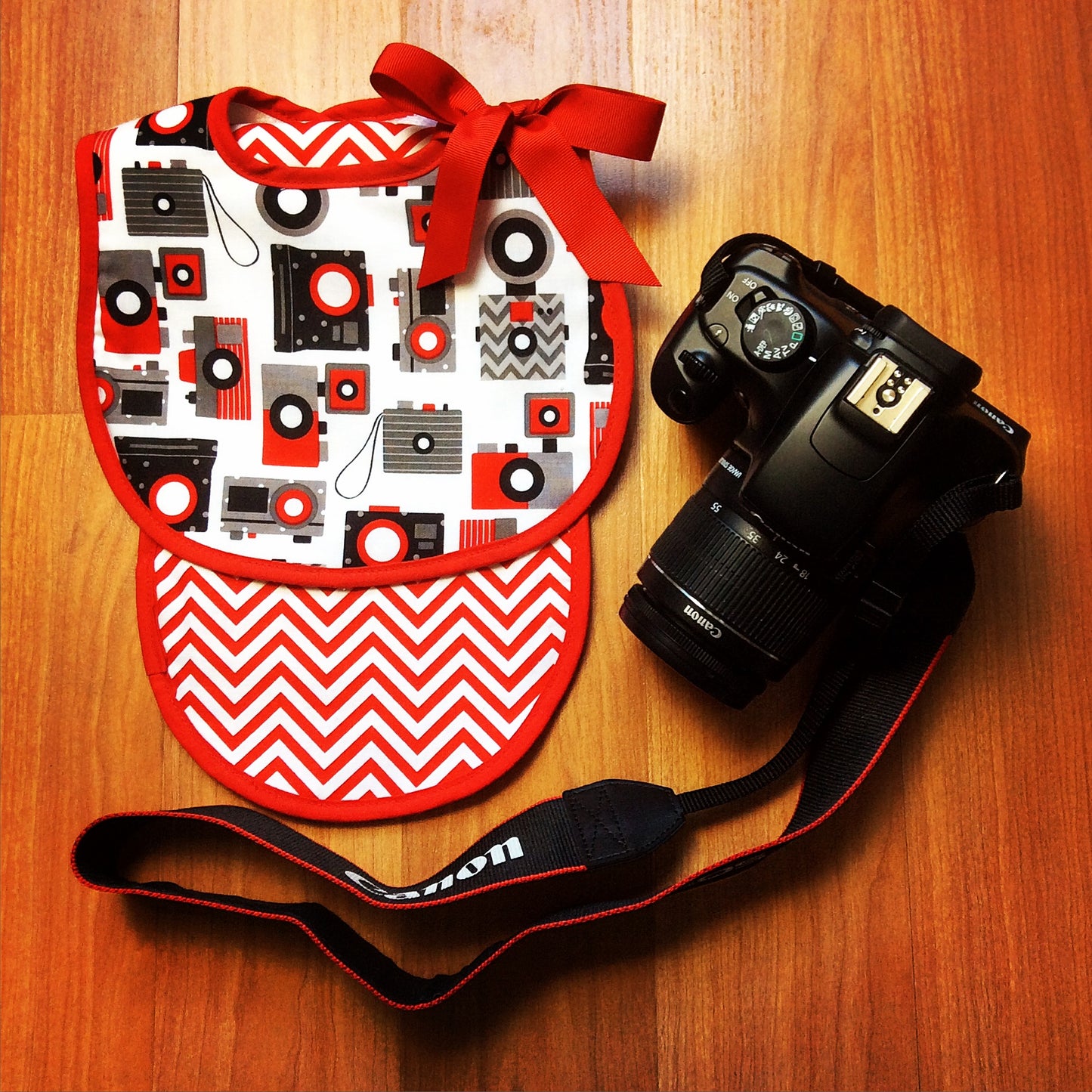 R22255 Red Camera Bib & Burp Gift Set