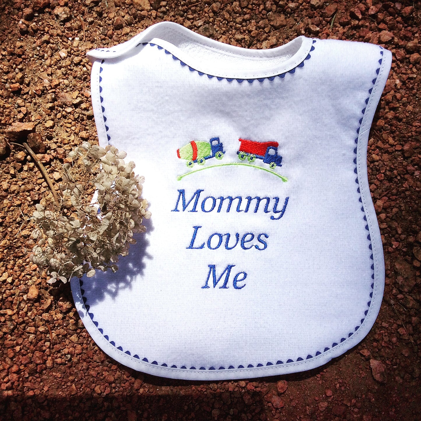 #6060 "Mommy, Daddy Loves Me" Embroidered Boy Bib